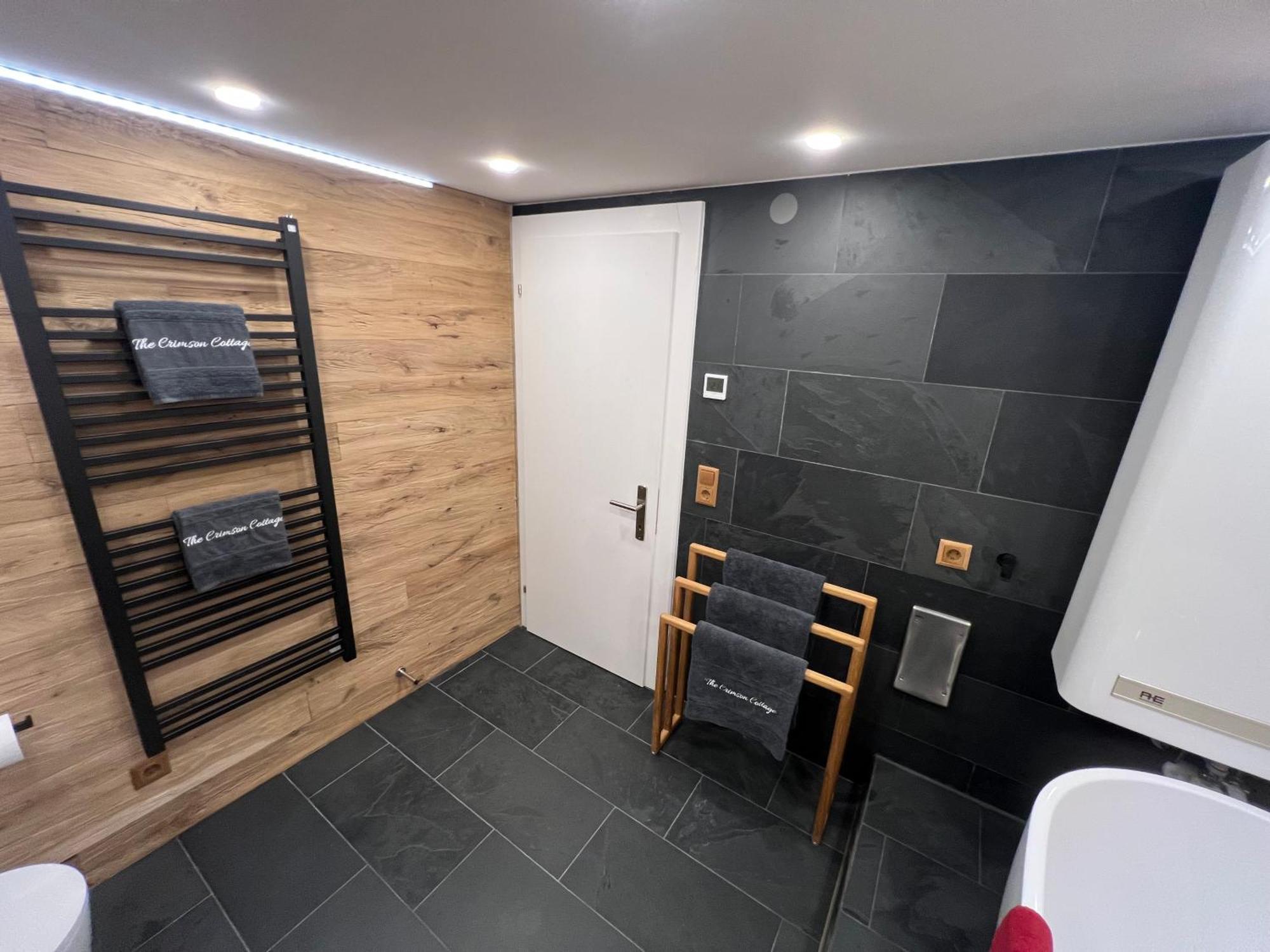 Crimson Cottage Apartments Dornbirn Exterior photo